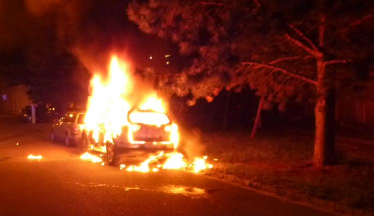 Hořící auto ve Škroupově ulici v Hradci Králové