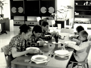 První dětská SOS vesnička slaví padesátiny. Domov tady našlo téměř tři sta dětí