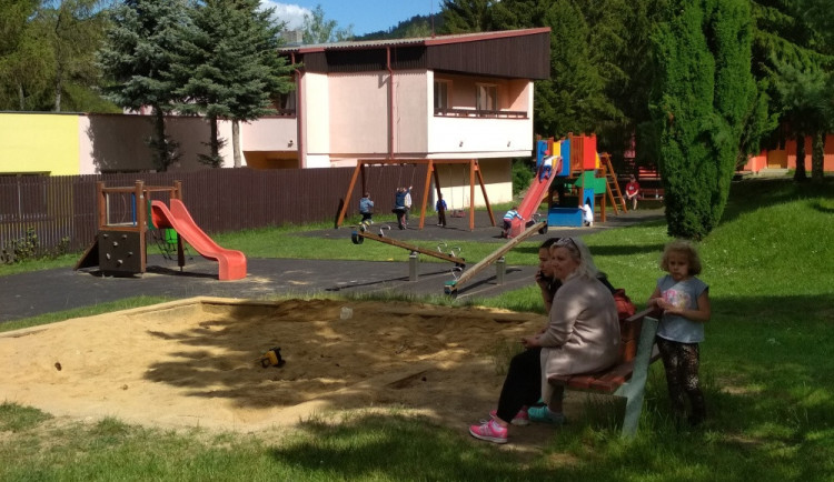 První dětská SOS vesnička slaví padesátiny. Domov tady našlo téměř tři sta dětí