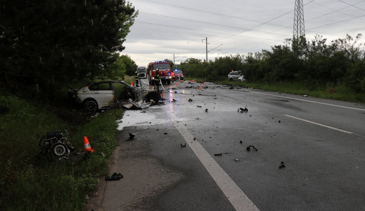 Na frekventované silnici u Černožic došlo k tragické dopravní nehodě, tři lidé zemřeli