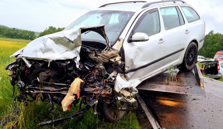 Při nehodě u Srubce se zranili tři lidé, silnice byla několik hodin zavřená