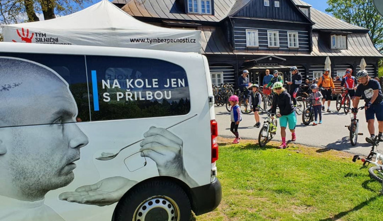 Projektu Na kole jen s přilbou je deset let. S cyklisty bude slavit napříč celou republikou