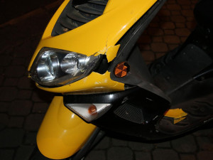 Opilec v centru Hradce Králové rozbili šest aut a jeden skútr