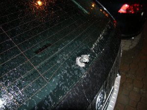 Opilec v centru Hradce Králové rozbili šest aut a jeden skútr