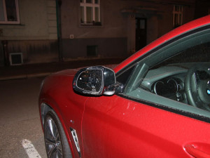 Opilec v centru Hradce Králové rozbili šest aut a jeden skútr