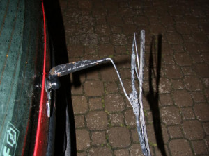 Opilec v centru Hradce Králové rozbili šest aut a jeden skútr