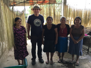 Miguel v Ekvádoru s česačkami