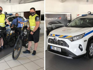 Trutnovská městská policie se pyšní novými přírůstky, mají hybridní auto a elektrokola