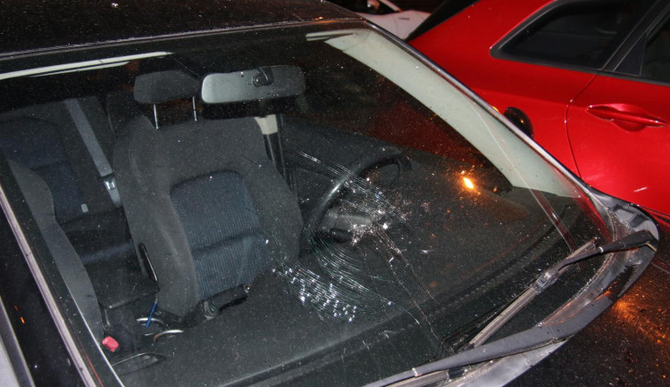 Opilec v centru Hradce Králové rozbili šest aut a jeden skútr