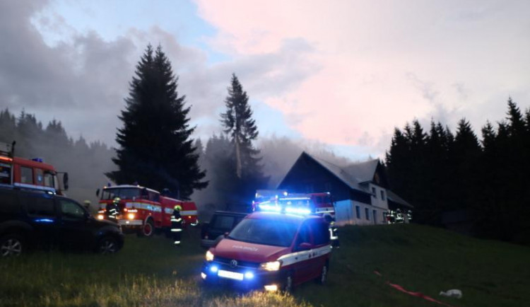 Požár horské chaty v Horním Maršově