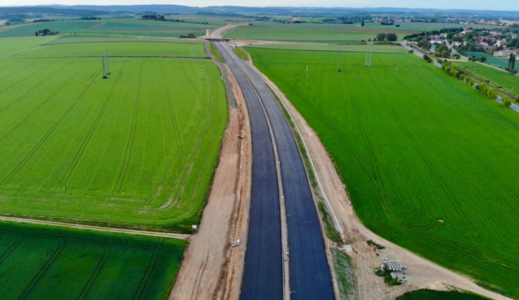 VIDEO: Takhle vypadá stavba D11 u Hradce Králové z výšky. Na některých místech ž se pokládá asfalt