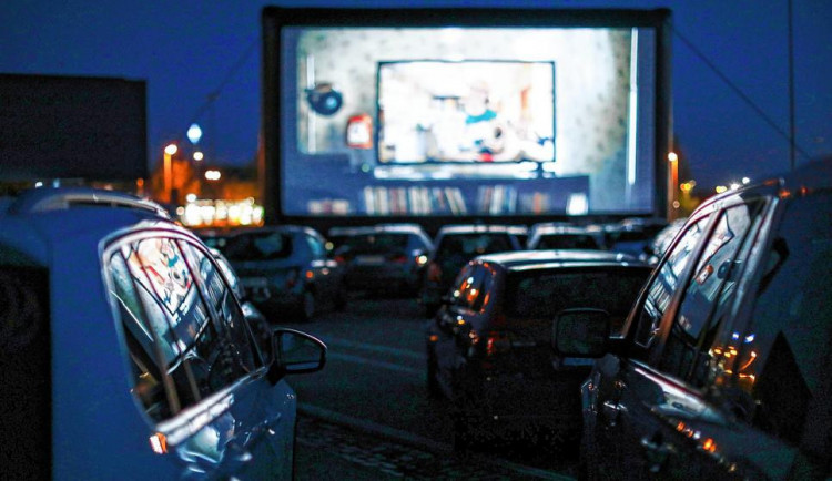 Pro velký úspěch se do Hradce Králové vrátí charitativní autokino. Peníze ze vstupného půjdou do domova důchodců