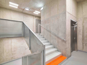 Parkovací dům Jana Gayera v Hradci Králové funguje přesně rok. Často se řeší například nezabrzděná auta