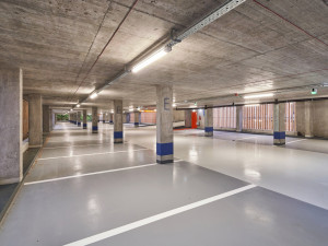 Parkovací dům Jana Gayera v Hradci Králové funguje přesně rok. Často se řeší například nezabrzděná auta