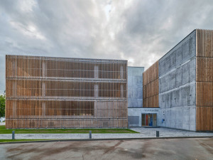 Parkovací dům Jana Gayera v Hradci Králové funguje přesně rok. Často se řeší například nezabrzděná auta