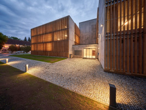 Parkovací dům Jana Gayera v Hradci Králové funguje přesně rok. Často se řeší například nezabrzděná auta