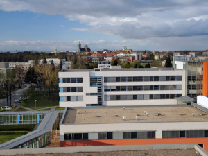 Fakultní nemocnice v Hradci rozdala zaměstnancům podílejícím se na péči pacientů s koronavirem mimořádné odměny