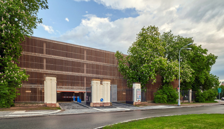 Parkovací dům Jana Gayera v Hradci Králové funguje přesně rok. Často se řeší například nezabrzděná auta