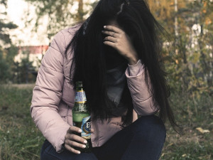Opilá žena se chtěla v Hradci poprat se strážníky, nakonec skončila v poutech