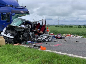 FOTO: Dopravní nehoda dvou kamionů a dodávky zastavila dopravu na trase z Hradce Králové na Jičín