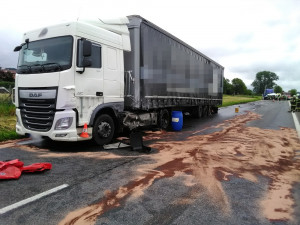 FOTO: Dopravní nehoda dvou kamionů a dodávky zastavila dopravu na trase z Hradce Králové na Jičín