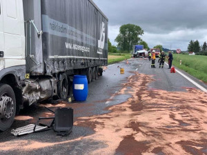 FOTO: Dopravní nehoda dvou kamionů a dodávky zastavila dopravu na trase z Hradce Králové na Jičín