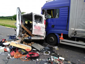 FOTO: Dopravní nehoda dvou kamionů a dodávky zastavila dopravu na trase z Hradce Králové na Jičín