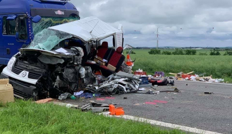 FOTO: Dopravní nehoda dvou kamionů a dodávky zastavila dopravu na trase z Hradce Králové na Jičín