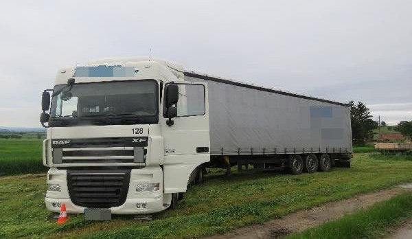 Řidič nákladního auta zřejmě zabloudil, cestou zničil plot a pak zapadl do pole