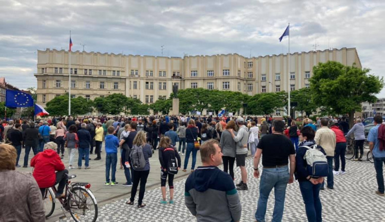 FOTO | VIDEO: V Hradci Králové dorazilo na protest proti Babišovi vládě několik stovek lidí