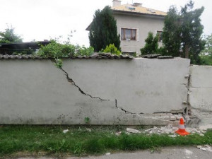 Poničený plot od návěsu kamionu