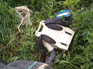 Zloději se vydali pro nářadí na stavbu D11. S dodávkou zapadli v rozbahněném poli