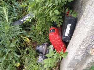 Zloději se vydali pro nářadí na stavbu D11. S dodávkou zapadli v rozbahněném poli