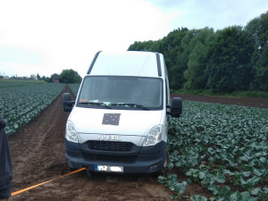 Zloději se vydali pro nářadí na stavbu D11. S dodávkou zapadli v rozbahněném poli