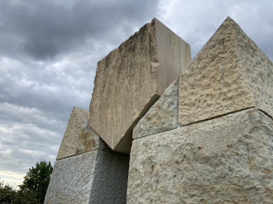 Ani po několika letech nemá trpaslík u Hořic hlavu. Dostat jí má ještě letos