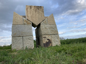 Ani po několika letech nemá trpaslík u Hořic hlavu. Dostat jí má ještě letos