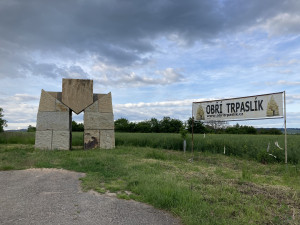 Ani po několika letech nemá trpaslík u Hořic hlavu. Dostat jí má ještě letos