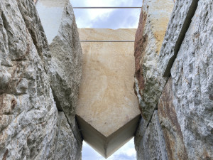 Ani po několika letech nemá trpaslík u Hořic hlavu. Dostat jí má ještě letos