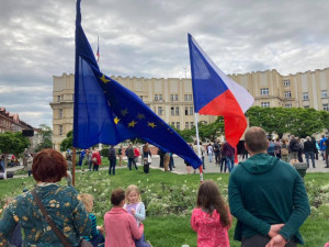 FOTO | VIDEO: V Hradci Králové dorazilo na protest proti Babišovi vládě několik stovek lidí