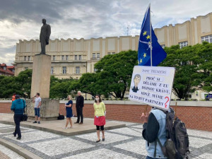 FOTO | VIDEO: V Hradci Králové dorazilo na protest proti Babišovi vládě několik stovek lidí