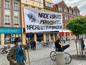 FOTO | VIDEO: V Hradci Králové dorazilo na protest proti Babišovi vládě několik stovek lidí