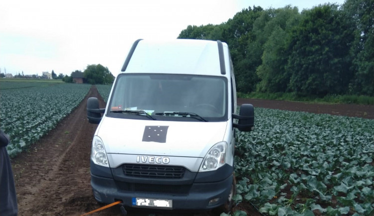 Zloději se vydali pro nářadí na stavbu D11. S dodávkou zapadli v rozbahněném poli