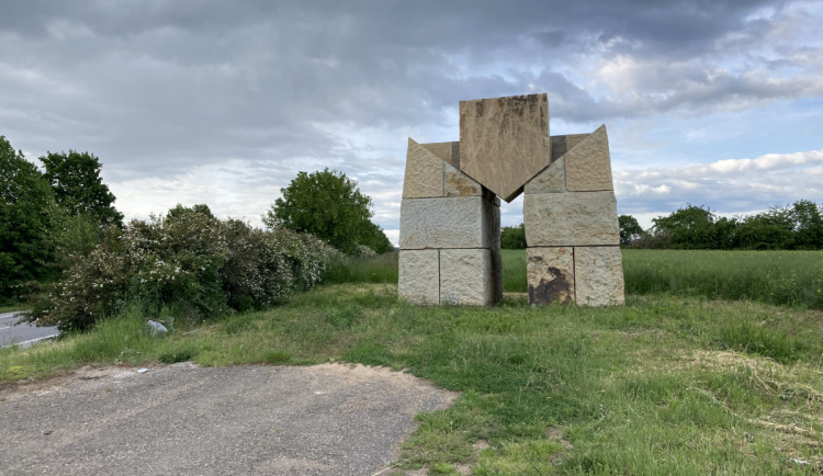 Ani po několika letech nemá trpaslík u Hořic hlavu. Dostat jí má ještě letos