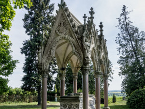 Jeden z 480 pomníků, které na Chlumu jsou