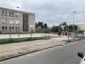 FOTO: Rekonstrukce ZUŠ Střezina v Hradci Králové pokračuje. Do konce měsíce bude hotové parkoviště, dělníci se pustí do vnitřních prostor