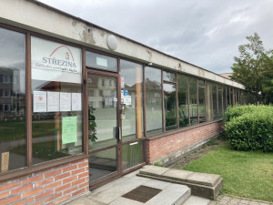 FOTO: Rekonstrukce ZUŠ Střezina v Hradci Králové pokračuje. Do konce měsíce bude hotové parkoviště, dělníci se pustí do vnitřních prostor