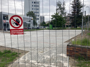 FOTO: Rekonstrukce ZUŠ Střezina v Hradci Králové pokračuje. Do konce měsíce bude hotové parkoviště, dělníci se pustí do vnitřních prostor
