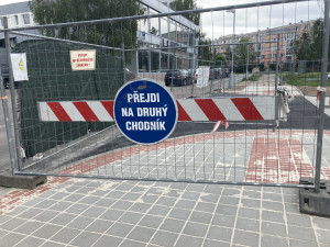 FOTO: Rekonstrukce ZUŠ Střezina v Hradci Králové pokračuje. Do konce měsíce bude hotové parkoviště, dělníci se pustí do vnitřních prostor