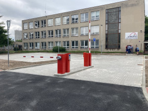 FOTO: Rekonstrukce ZUŠ Střezina v Hradci Králové pokračuje. Do konce měsíce bude hotové parkoviště, dělníci se pustí do vnitřních prostor