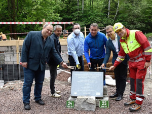 Poklepání na základní kámen budoucí základny záchranářů